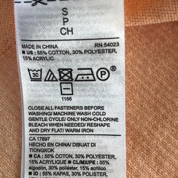 Old Navy sweater. Size s/p. NWT. Tub 5 - Picture 4 of 4